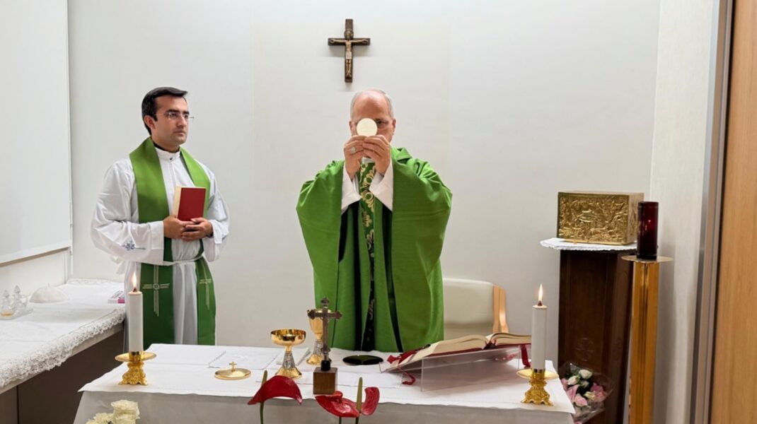 León XIV celebra misa en el Gemelli ante el personal sanitario en sus primeras fotos tras la operación