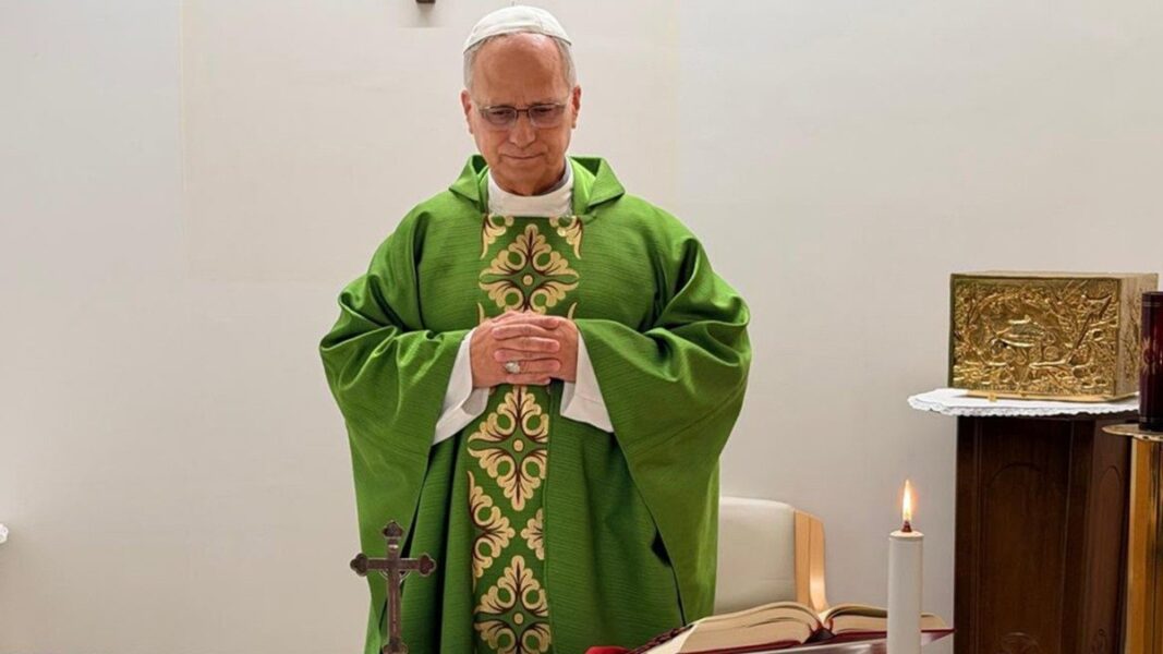 Leone XIV celebra la messa al Gemelli davanti al personale sanitario nelle sue prime foto dopo l'operazione