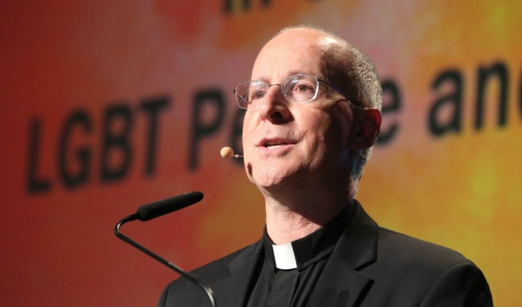 Outreach, de James Martin, publica un «Confiteor LGBTQ» que invoca a «santos queer»