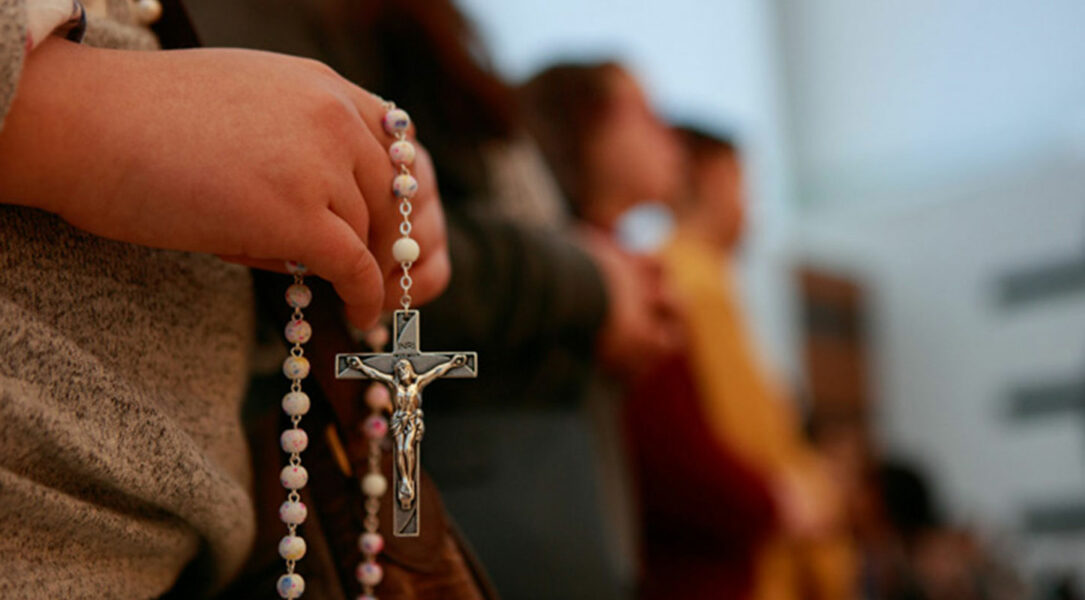 Las quince promesas de la Virgen a quienes rezan el Santo Rosario