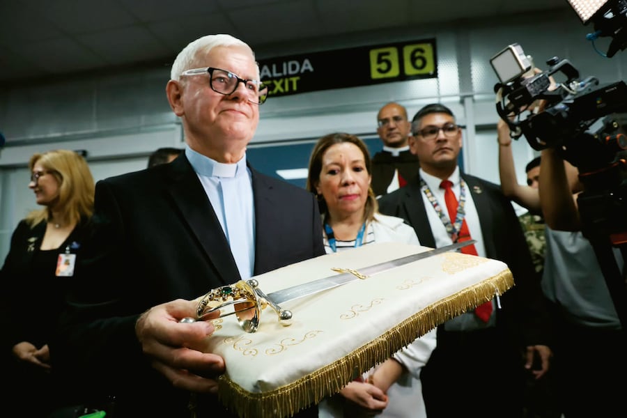 The Sword of Saint Michael the Archangel arrives in Paraguay for the first time for the consecration of families and the nation