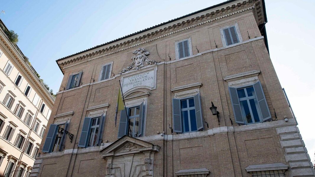 La Santa Sede fusiona dos fundaciones para gestionar los colegios misioneros del Dicasterio para la Evangelización