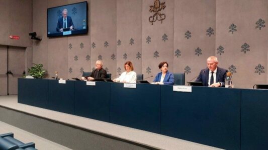 Roma se prepara para los diez años de Amoris laetitia: una «asamblea de evaluación» a puerta cerrada y con método sinodal