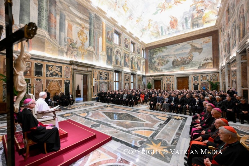 Der Papst erinnert die Kanonisten daran, dass ihre Mission darin besteht, die Gemeinschaft der Kirche zu hüten.