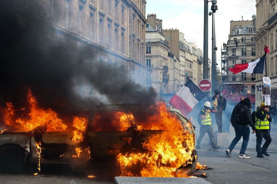 El arzobispo de París condena los disturbios y saqueos que han sacudido la capital francesa