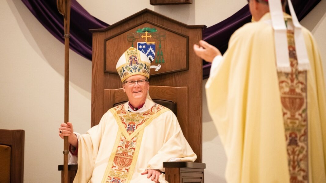 U.S. Bishop limits "ad orientem" and decrees altar girls and extraordinary ministers
