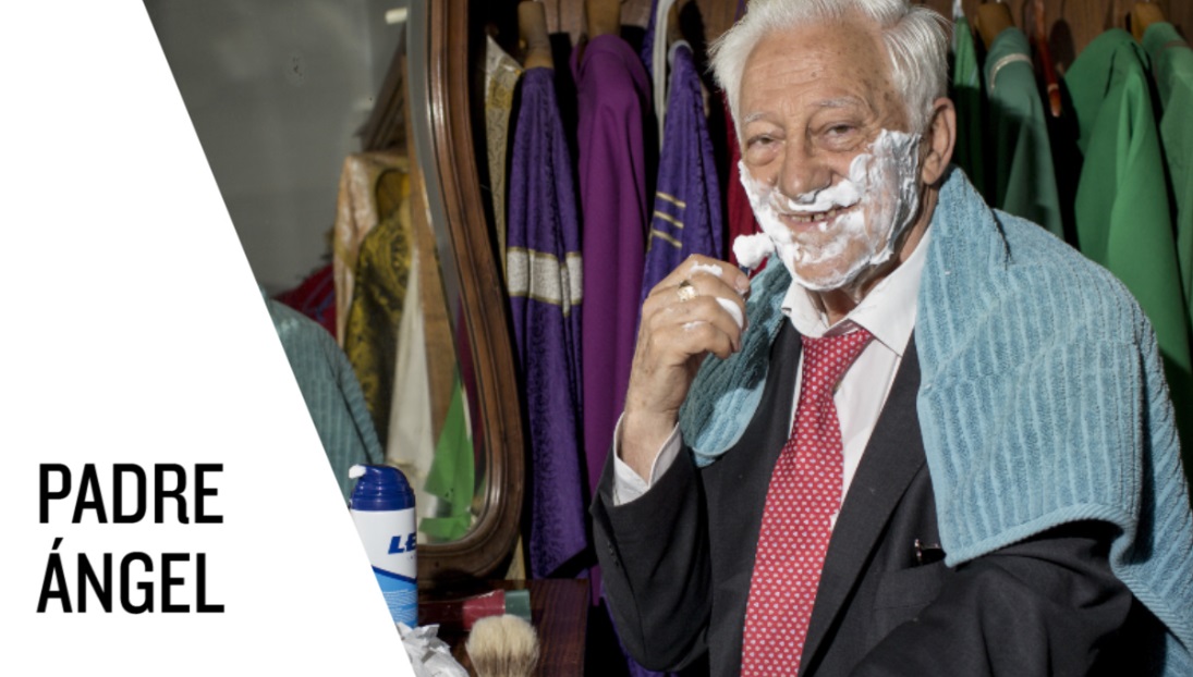 El padre Ángel, pillado de casualidad afeitándose