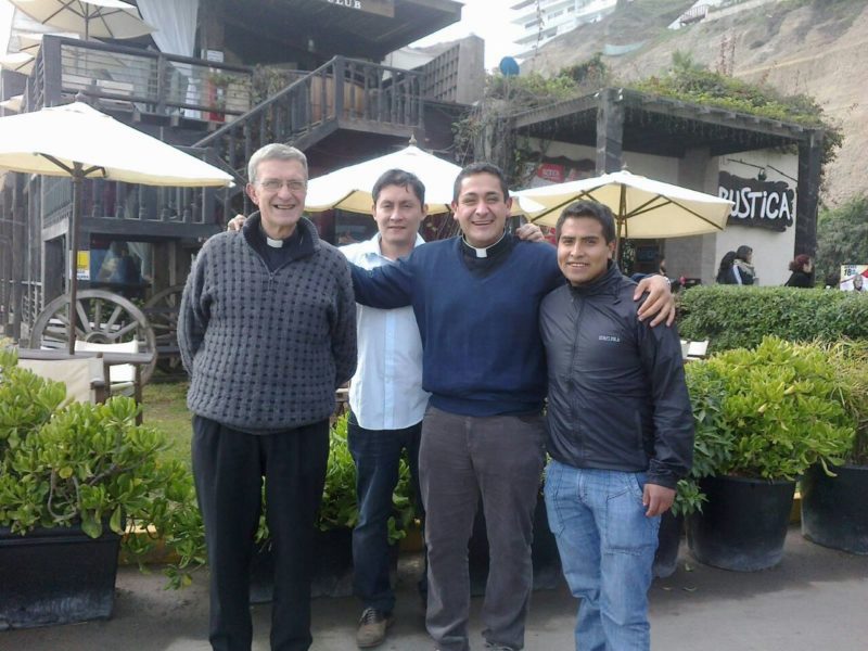 El extraño caso de un sacerdote peruano que quiere seguir siendo cura pese a estar suspendido a divinis.