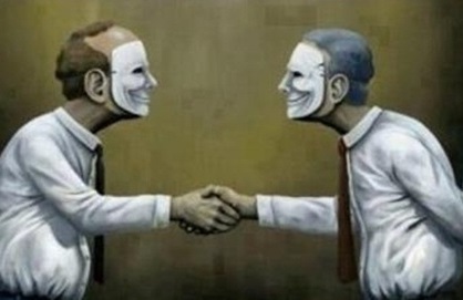 ¿Por qué hay amistades falsas y críticas por detrás?