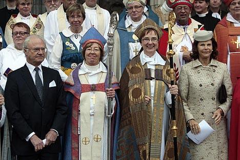 La arzobispa en visita «ad limina», abortistas provida, microchip en las birretas rojas y la plata ocurrente