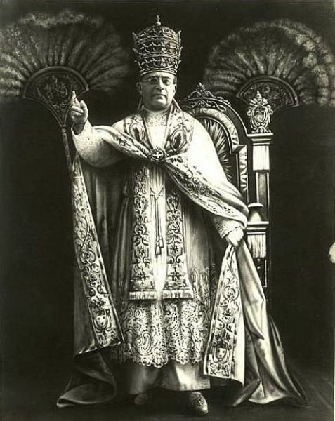 Nuestro Jefe de estado Francisco, pontifex maximus, la comisiòn antimafia, los italianos no saben estar en la iglesia.