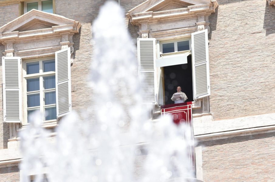 El Papa Francisco y la pedofilia, la stasi y la Orlandi, Julius Evola, el Vaticano no paga el agua de las duchas.