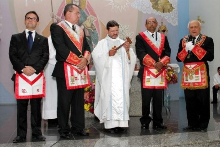 El Vaticano y los masones: amores y odios, guerra en los sacros palacios, vuelven los pobres de San Pedro.