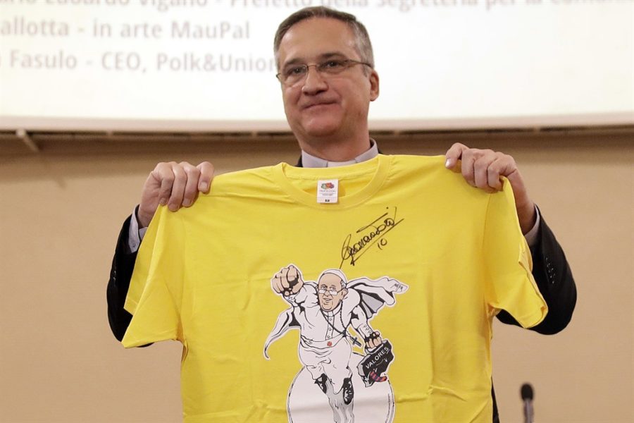 Bergoglio «admite» la renuncia de Viganò, mientras le ruega que sea su asesor de comunicación y elogia su «gran esfuerzo».