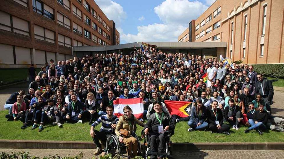 Invitamos al demonio a la fiesta, y expulsamos al Espíritu Santo por la puerta de atrás.