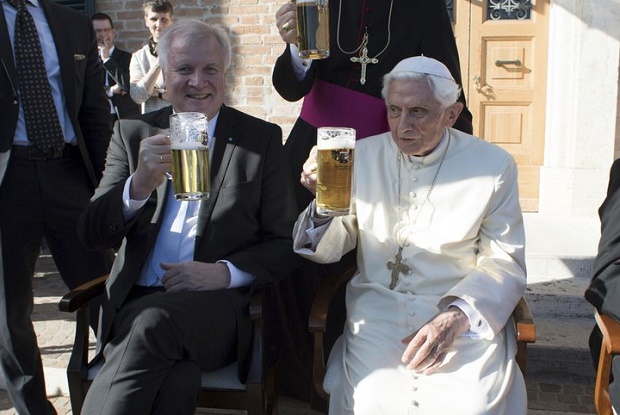 Los 91 años del Papa Benedicto XVI, el Papa Francisco y los niños: la vida y la muerte, el obispo rapero.