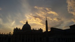 IGLESIA. EL VATICANO EN EL TIEMPO DE UN PEDRO ELUSIVO. EL CASO PAPA.