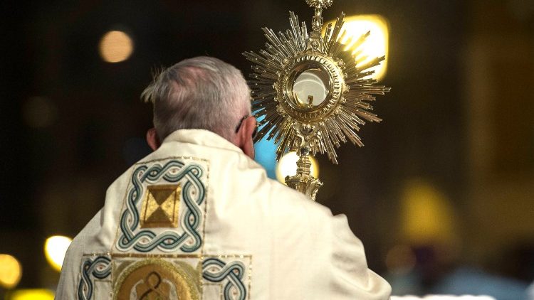 Ostia y el Papa Francisco, salesianos y tipografía vaticana, el obispo de La Plata, Filadelfia y Guatemala, gobierno fascista italiano.