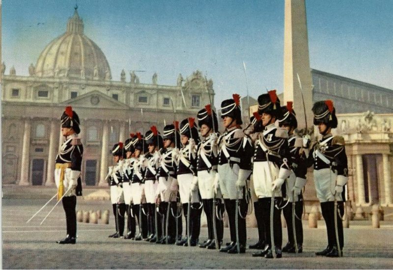 Papa Francisco: «adoptar a un prófugo», la policía vaticana se arma con «taser», el santo oficio en Chile, Italia de aleja del cupulón.