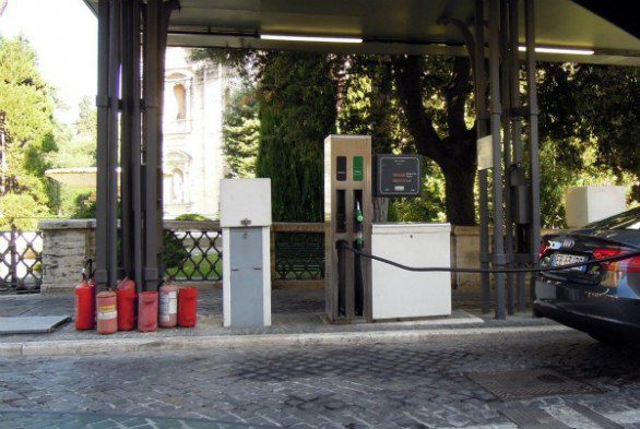 Bodas de oro de la Humanae Vitae, crecen los extraños amigos de Papa Francisco, los uniatas se defienden, los fósiles vaticanos.