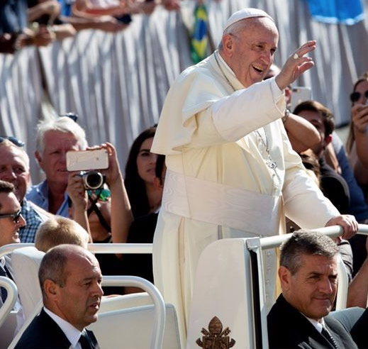 ¿ACLAMACIONES A VIGANÓ EN LA AUDIENCIA PAPAL DE HOY EN LA PLAZA DE SAN PEDRO?