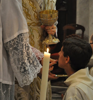 ¿Tampoco se puede comulgar de rodillas en el Seminario Conciliar de Madrid?