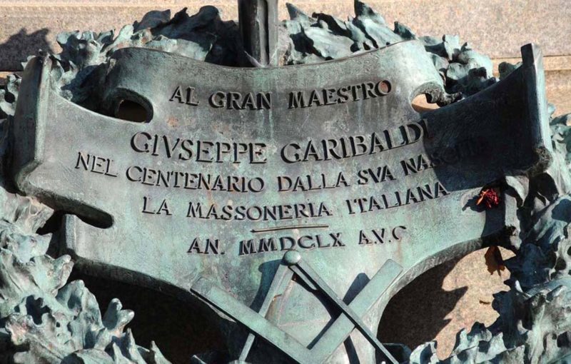 Papa Francisco, Viganò, Dolan entrevistados, la fiscal de Nueva York ataca, Trump contento, Museos Vaticanos aplazan exposición gay, Garibaldi partido por un rayo.