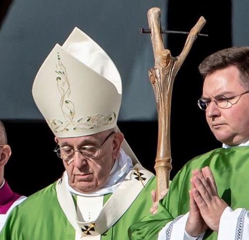 El báculo papal se parece más a eso que a una cruz