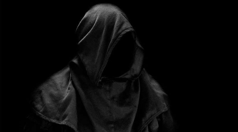 Oullet: fuerte en la forma flojo en el contenido, viviendo una tragedia, rector lavanda expulsado, guerra a las monjas.