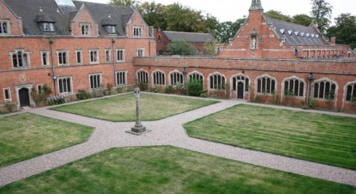 Sacerdote inglés alerta sobre la infiltración gay en un importante seminario británico, y en la Iglesia en general.