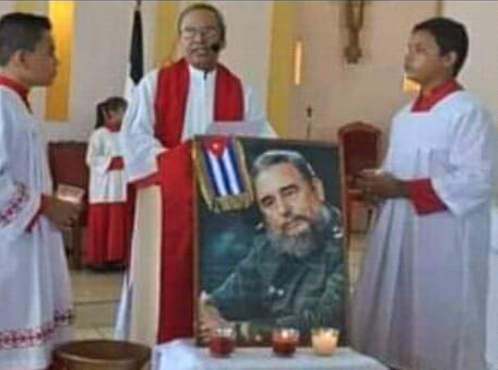 EXCLUSIVA – Bochornosa profanación: misa en honor a Fidel Castro, e imagen del genocida de católicos con velas en el altar.