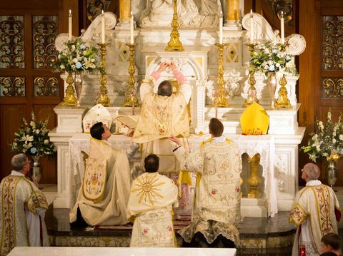 Ecclesia Dei se disuelve, algo pasa en Irak, inmigrantes y obispones.