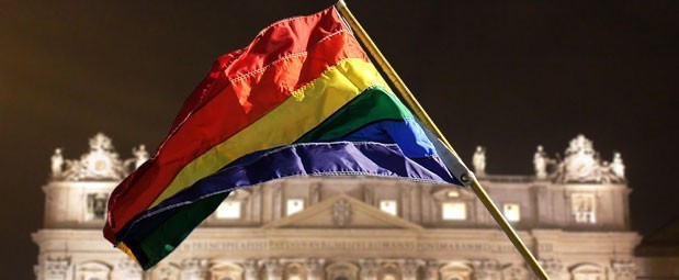 Los patriotas Chinos, Orlandi y el muro de goma, sin techo VIP, gays romanos, lujos austriacos, Marx y sus morales, ‘misas’ sin cura.