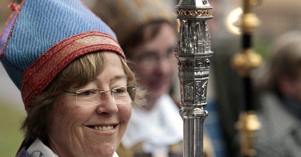 El Papa Francisco y la corte pontificia, la carta bomba en Vaticano, la obispa lesbiana, Parolin en Taranto.