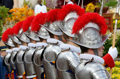 Papa Francisco en Panamá, la larga sombra de Zanchetta, el disputado voto católico, el yelmo de plástico.