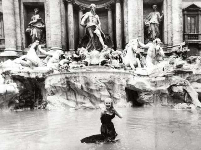 Tensión ante la cumbre Viganò, crece descrédito por la pedofilia, las monedas de Fontana de Trevi.