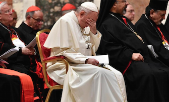 Abusos sexuales por demasiado poder, dice Francisco. Pero que, mientras tanto, pierde poder y “accountability”