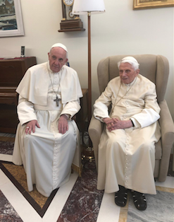 Entre los dos Papas hay «fractura». El silencio de Francisco contra Benedicto