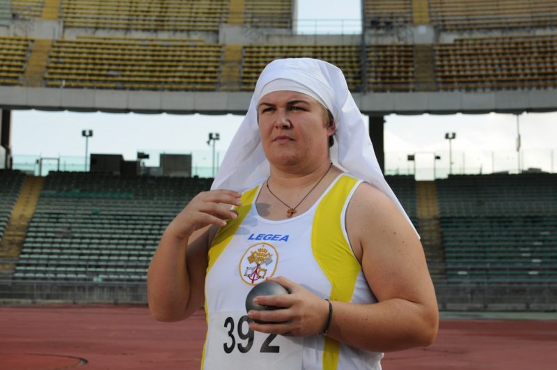 Ramadán en la catedral y sin perros, las luces del cardenal okupa, los ateos felicitan al Papa Francisco, atlética femenina del Vaticano.
