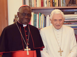 El cardenal Sarah suscribe los “Apuntes” del papa Benedicto, «mártir de la verdad”