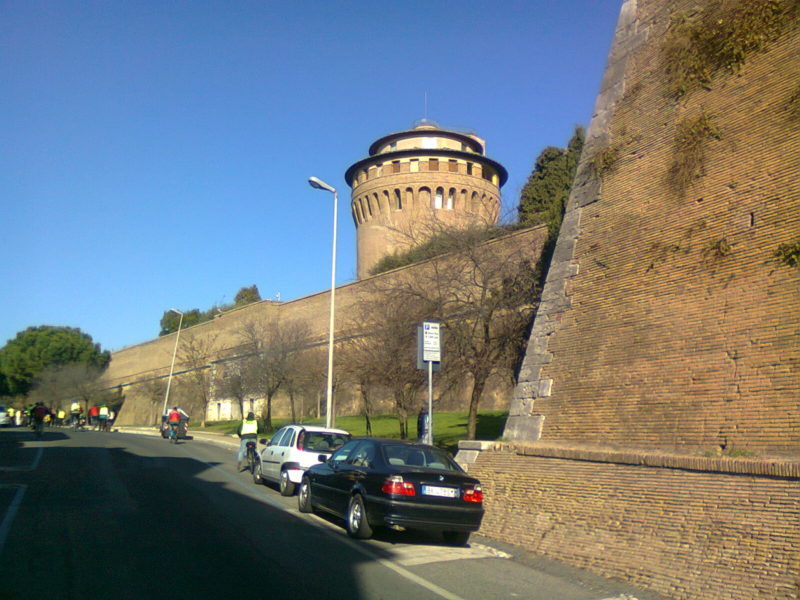 Specola cumple 900 días, los extraños nombramientos del Vaticano, los muros del Papa Francisco.