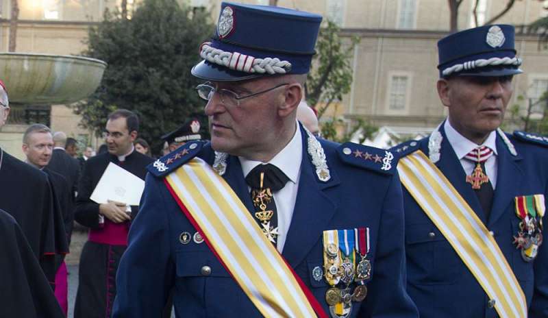 El enfado del Papa Francisco por la guerra entre bandas en el Vaticano, el sexto es el sexto pero el primero es el primero, el sínodo sin noticias.