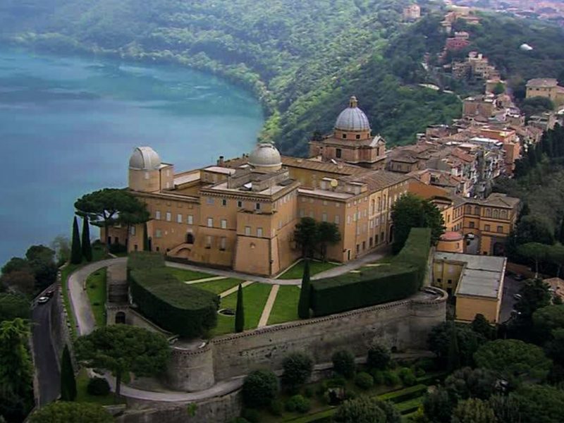 La incómoda coexistencia de dos papas, Papa Francisco y Scalfari, arrancan la viña de Benedicto XVI, el milagro de Corea del Sur.