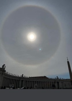 El sol baila sobre Roma, la larga cuaresma del Papa Francisco, el Vaticano cerrado y todo funciona, cardenales y cardenales.