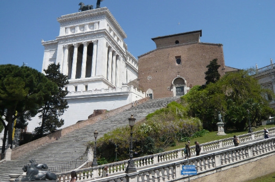 La secta masónica y el Papa Francisco: Fratelli tutti, el mundo intermedio romano y el Vaticano, miedo a lady Becciu, basura espacial.