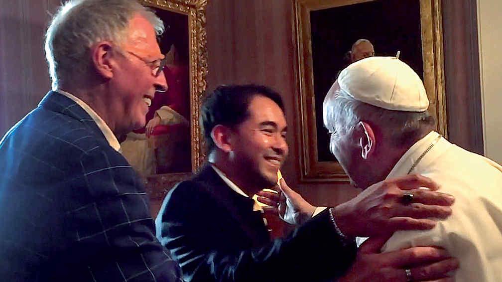 El homófobo Papa Francisco: ¿dos papas en uno solo?, la nueva religión universal, el pontificado de la revolución, las Misas del Vaticano.