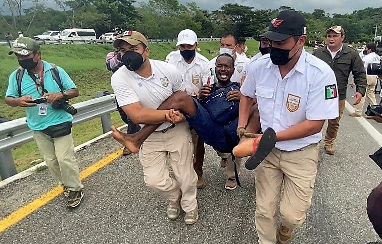 Con los migrantes, el doble discurso