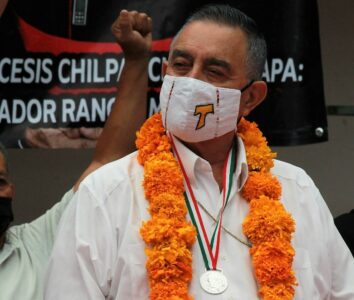 Obispo de Chilpancingo-Chilapa recibe presea por lucha social, la dedica a quienes levantan las armas de “justicia, de la razón y de la verdad”