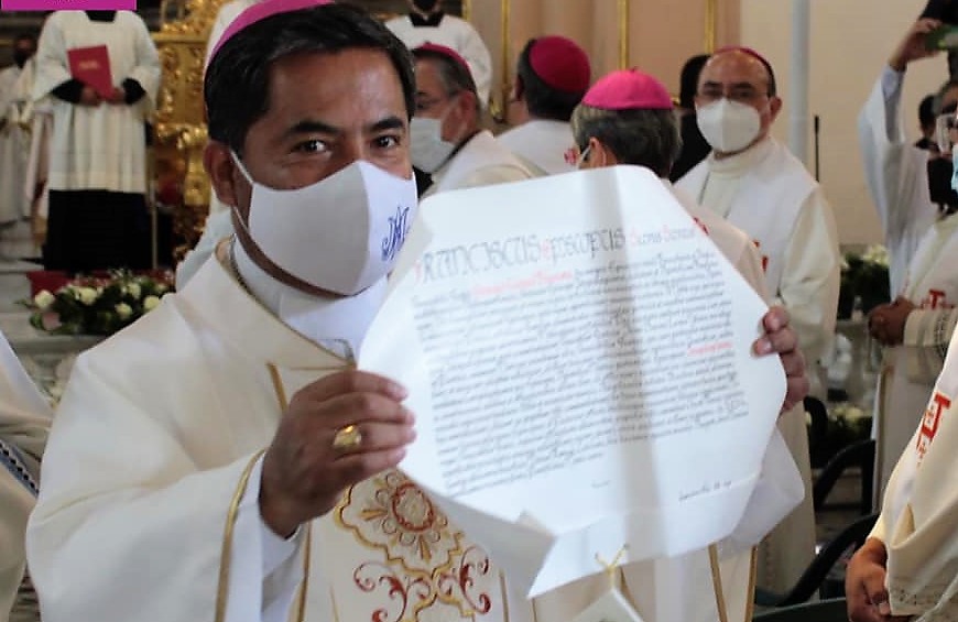 Una “niña” para el obispo…