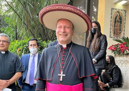 En discreta convivencia, nuncio Franco Coppola se despide de México